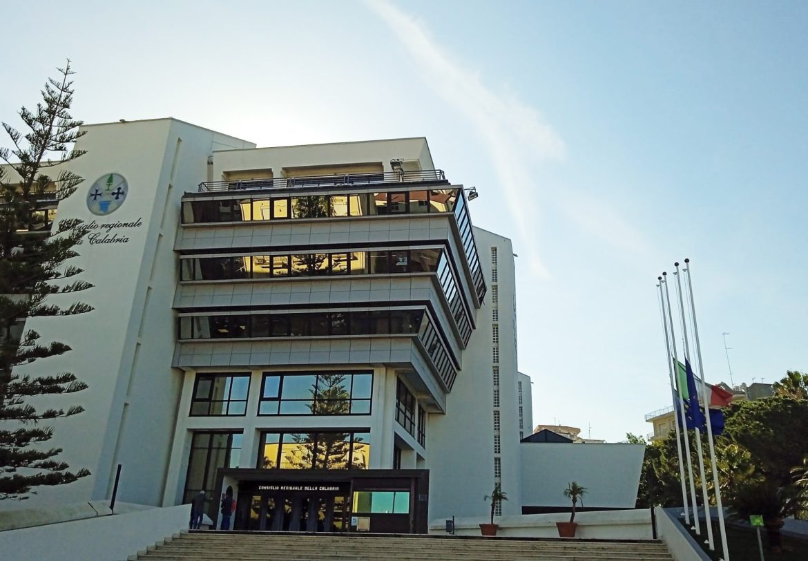 Consiglio regionale Bandiere a mezz’asta VITIME COVID 2024